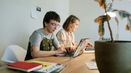 Kā vadīt Z paaudzi: 5 atziņas no Saimona Sineka un Stīvena Koveja