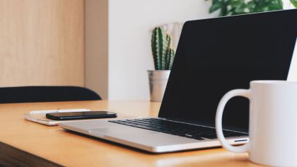 Kā pieņemt jaunu darbinieku attālinātā komandā? 