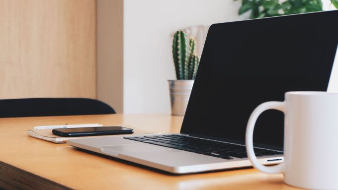 Kā pieņemt jaunu darbinieku attālinātā komandā?